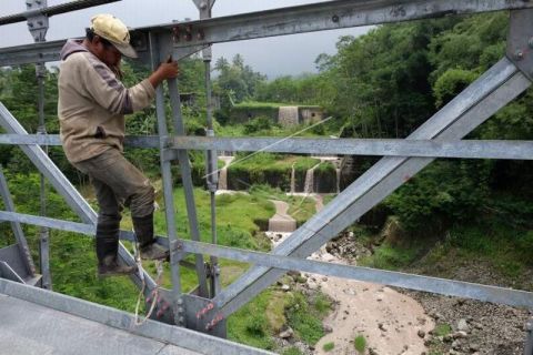 Perawatan rutin jembatan gantung