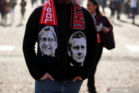 Atribut dan pernak-pernik suporter jelang laga MU melawan Liverpool