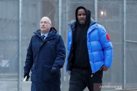 Setelah ditahan tiga hari, penyanyi R Kelly dibebaskan