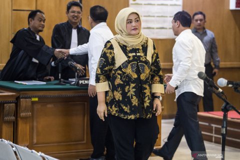 Sidang perdana Neneng Hasanah Yasin