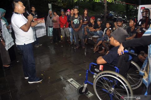 Sosialisasi pemilu untuk pengamen