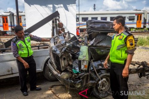 KERETA API TABRAK MOBIL DI DEMAK