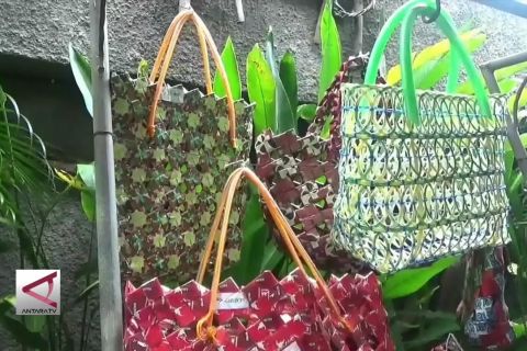 Menyulap limbah gelas plastik menjadi tas cantik
