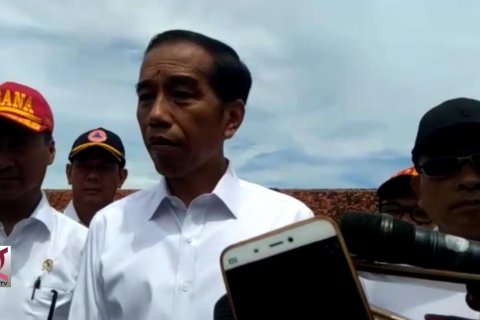 Jokowi bantah pakai alat komunikasi saat debat kedua