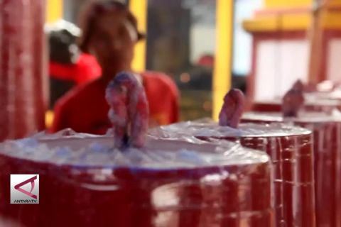 Ratusan lilin raksasa dinyalakan di Wihara Dewi Welas Asih Cirebon