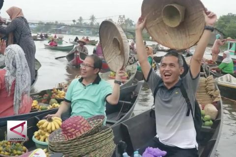 Serunya Berbelanja dan Berpantun di Sungai Martapura