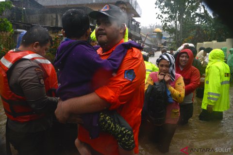 EVAKUASI WARGA TERDAMPAK BANJIR