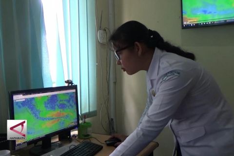 Hujan disertai badai terjadi di Jatim hingga akhir Februari