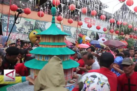 Suka Cita Berebut 4.000 Kue Keranjang