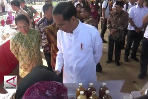 Temui peserta Mekaar, Jokowi borong aneka jajanan