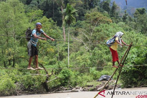 Menantang maut melewati jembatan tali di pedalaman Aceh
