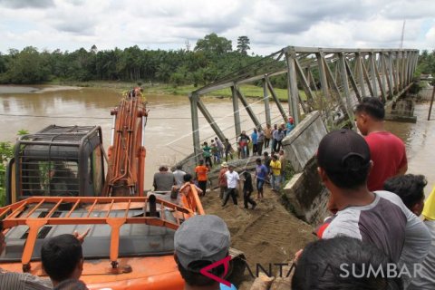 PERBAIKAN JEMBATAN SECARA SWADAYA