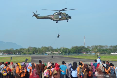 Latihan evakuasi korban pertempuran