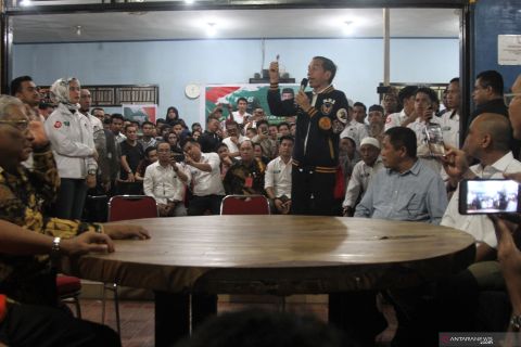 Presiden Jokowi ngopi bersama milenial Kendari