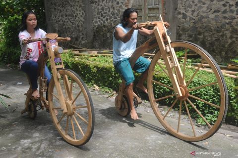 Kerajinan sepeda dari limbah kayu