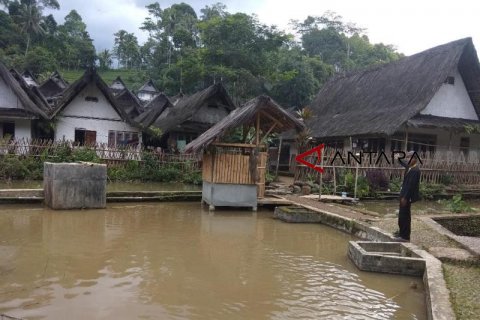 Warga Adat Kampung Naga Pertahankan Tiga Kesenian Leluhur Antara News Jawa Barat