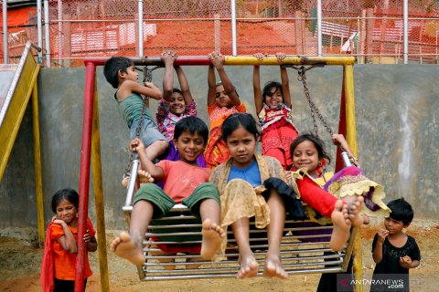Pengungsi anak Rohingya bermain di Cox's Bazar