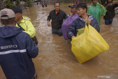 Penyaluran logistik pangan untuk korban banjir