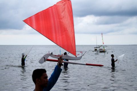 Lomba perahu layar Sandeq mini