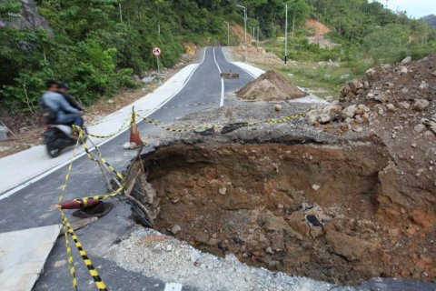 JALAN NASIONAL MANDEH RUSAK