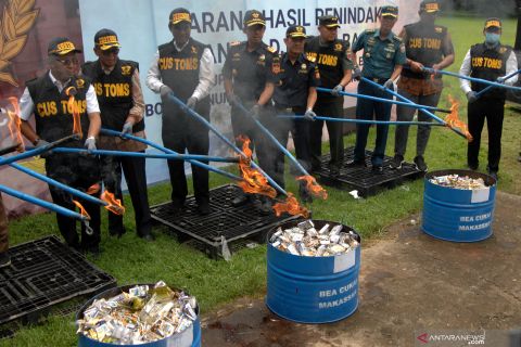 Pemusnahan rokok dan miras ilegal