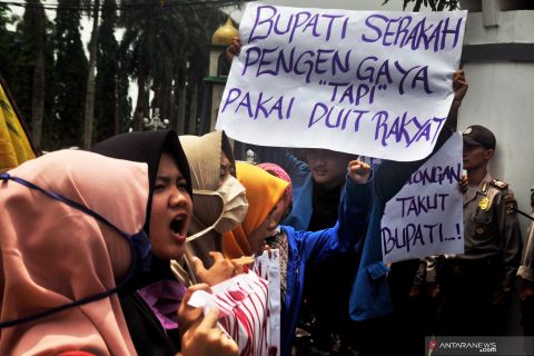 Protes pembelian mobil dinas mewah Bupati Pandeglang