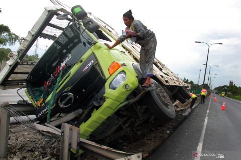 Truk terguling di tol Merak