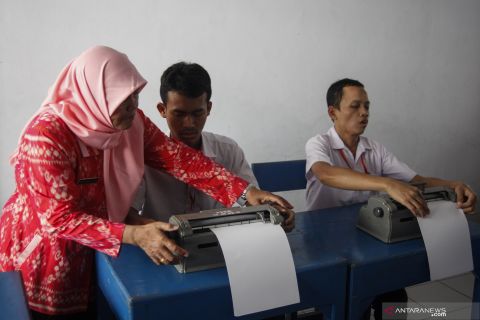 Praktik mengetik huruf braille