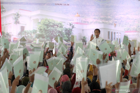 Pembagian sertifikat tanah untuk rakyat