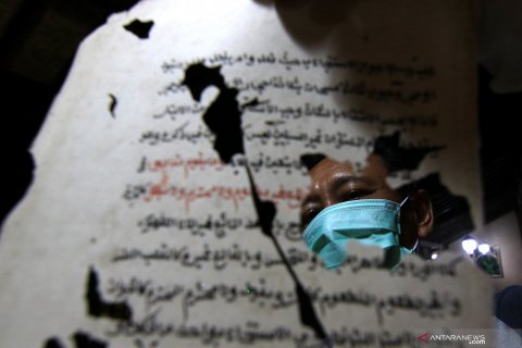 Merawat naskah kuno di Banyuwangi