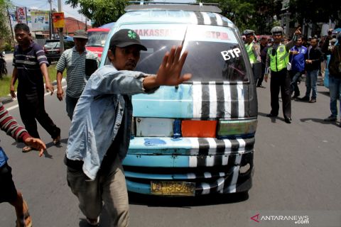 Demo sopir angkot di Makassar