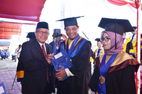 Sekdaprov Dr H Moh Hidayat Lamakarate, MSi ikut wisuda Untad Palu