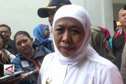 Gubernur Khofifah Serahkan Bantuan Banjir