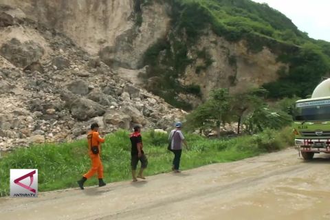 Tim SAR cari korban longsor gunung kapur