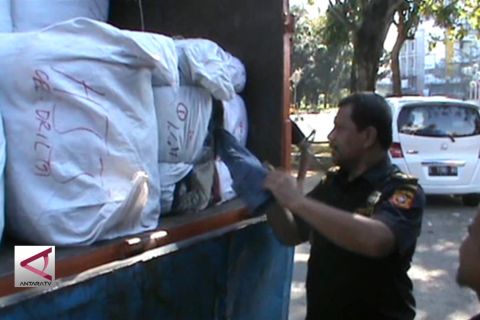 Bea Cukai Pontianak tahan  tiga truk barang impor ilegal