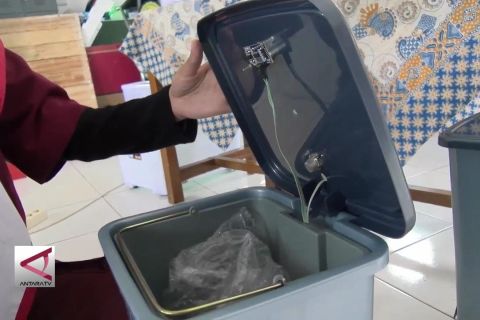 Siswa Pekalongan ciptakan robot tempat sampah
