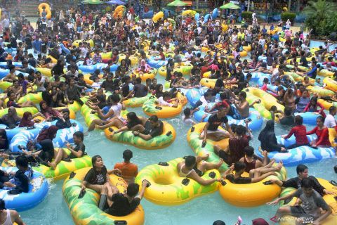 Liburan di wahana permainan air