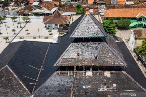 Perawatan atap masjid Agung Demak