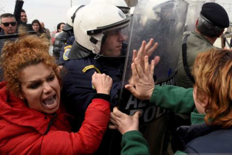 Migran dan pengungsi bentrok dengan polisi di Yunani