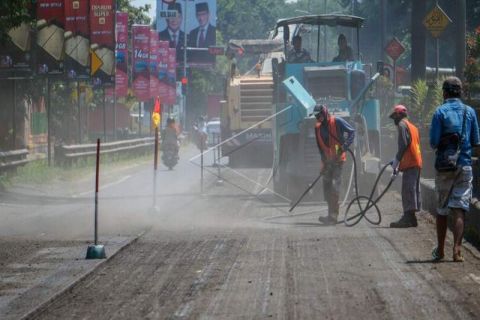 Perbaikan jalan jalur pantura