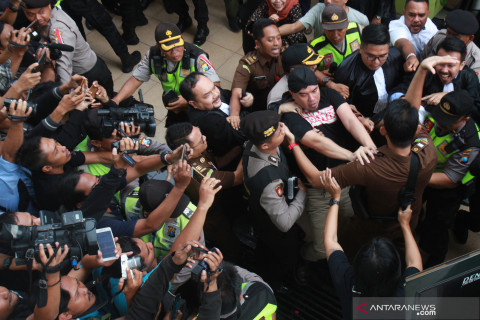 Sidang tuntutan Ahmad Dani ditunda