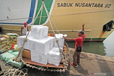 Distribusi logistik Pemilu ke kepulauan