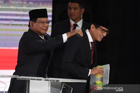 Prabowo pijat Sandiaga saat jeda debat capres