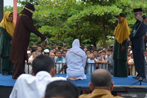 Terpidana jalani hukum cambuk