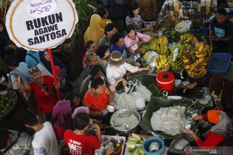 Pedagang pasar dan warga syukuran pemilu damai
