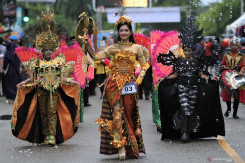 Festival tenun dan atraksi budaya Sulawesi Tenggara