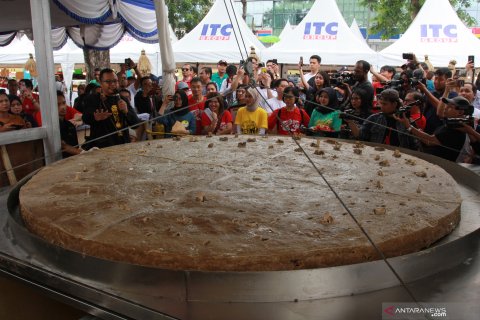 Penampakan bakso gepeng terbesar di dunia