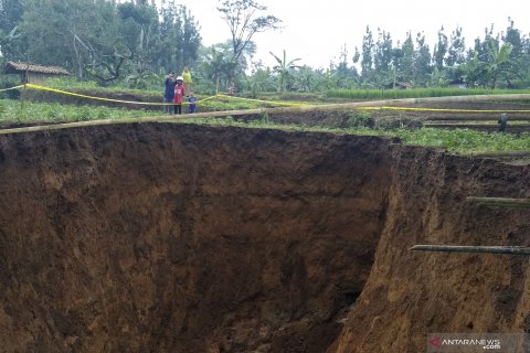 Lubang raksasa muncul di areal persawahan Sukabumi