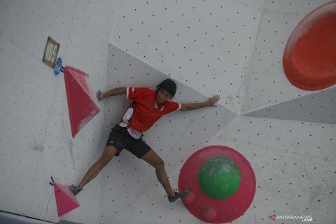 Kualifikasi boulder putri kejuaraan dunia panjat tebing di Chongqing