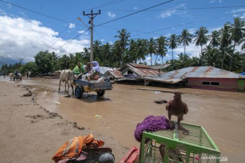 Evakuasi barang korban banjir bandang